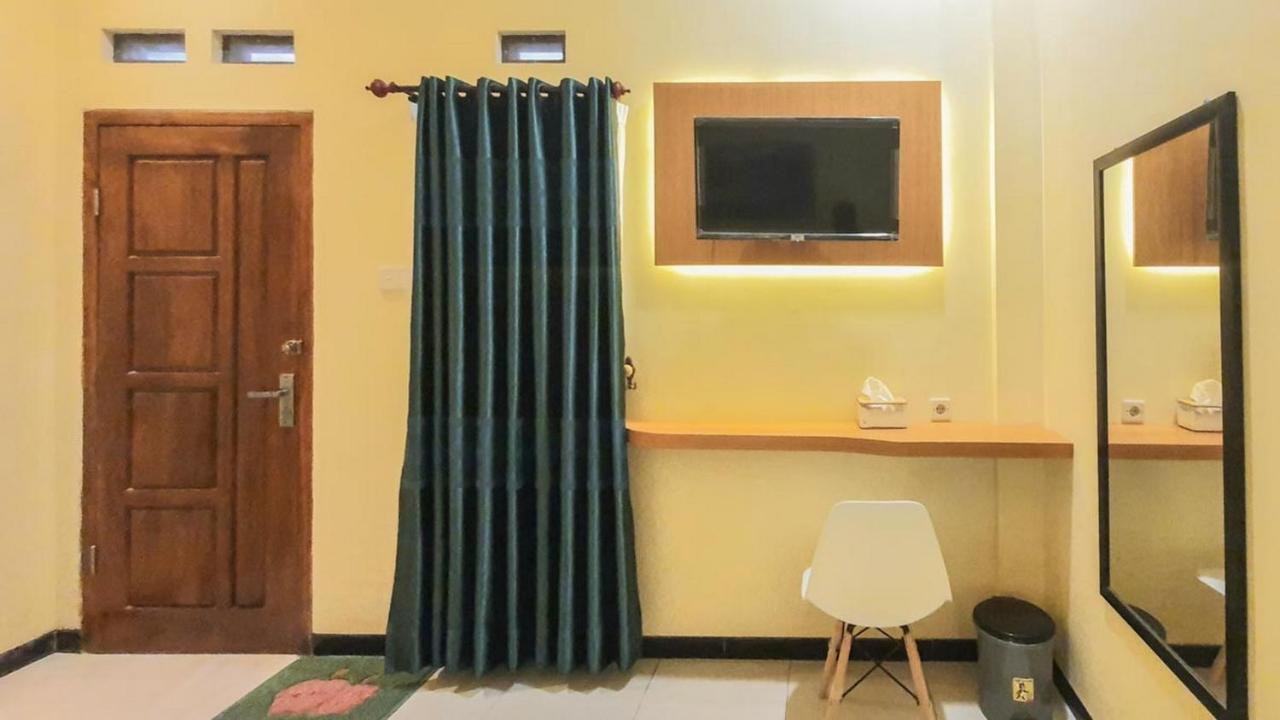 Urbanview Hotel Sakura Kampung Inggris Pare By Reddoorz エクステリア 写真