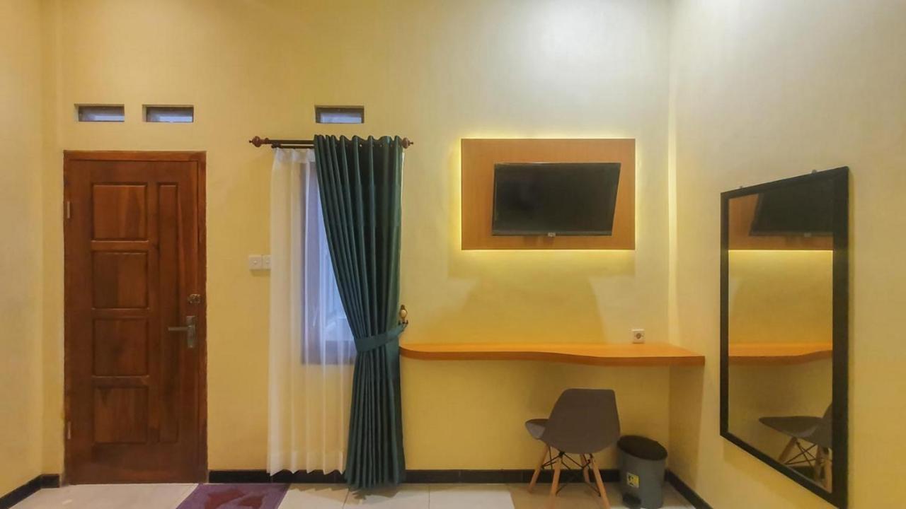 Urbanview Hotel Sakura Kampung Inggris Pare By Reddoorz エクステリア 写真