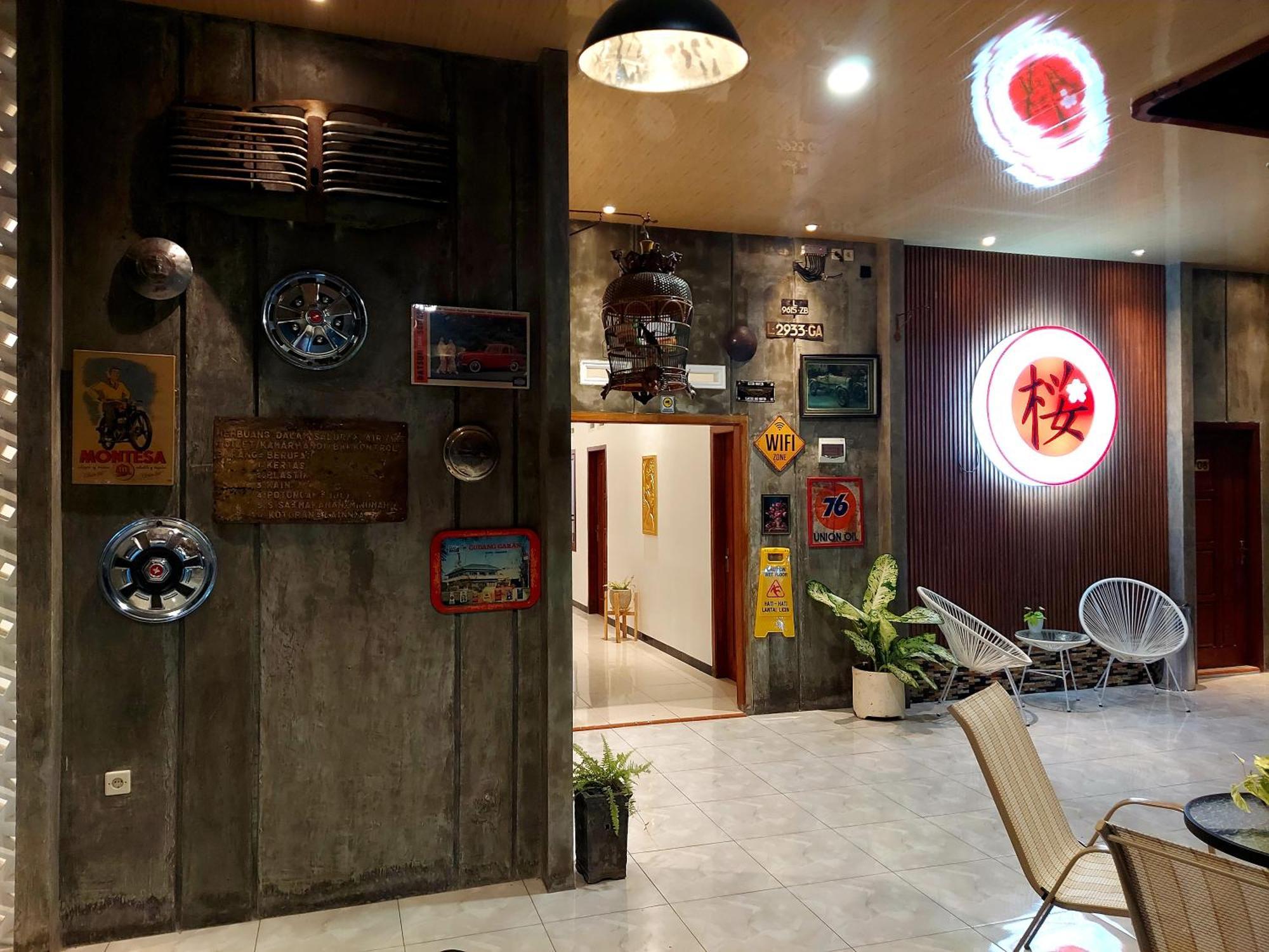 Urbanview Hotel Sakura Kampung Inggris Pare By Reddoorz エクステリア 写真