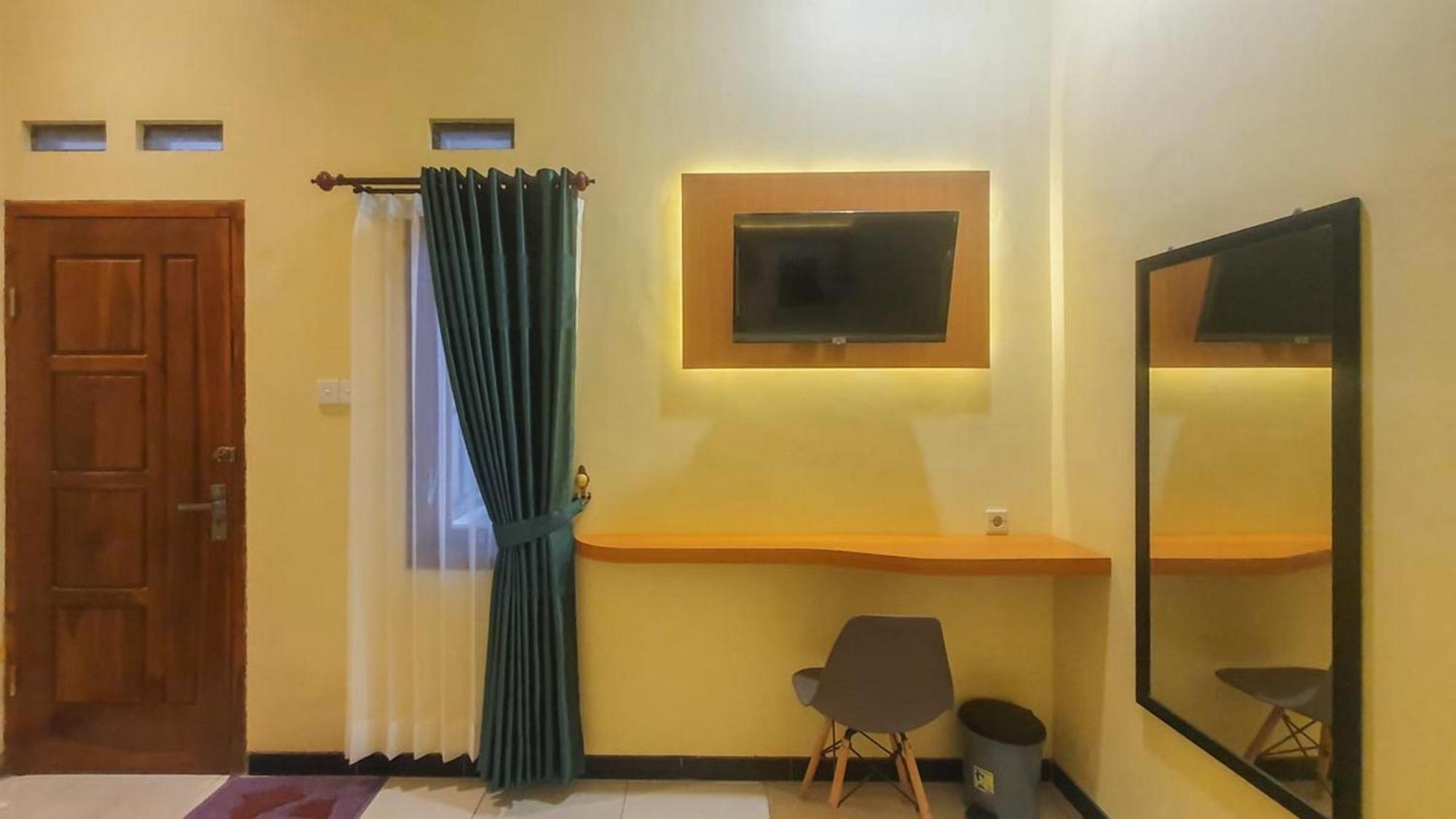 Urbanview Hotel Sakura Kampung Inggris Pare By Reddoorz エクステリア 写真