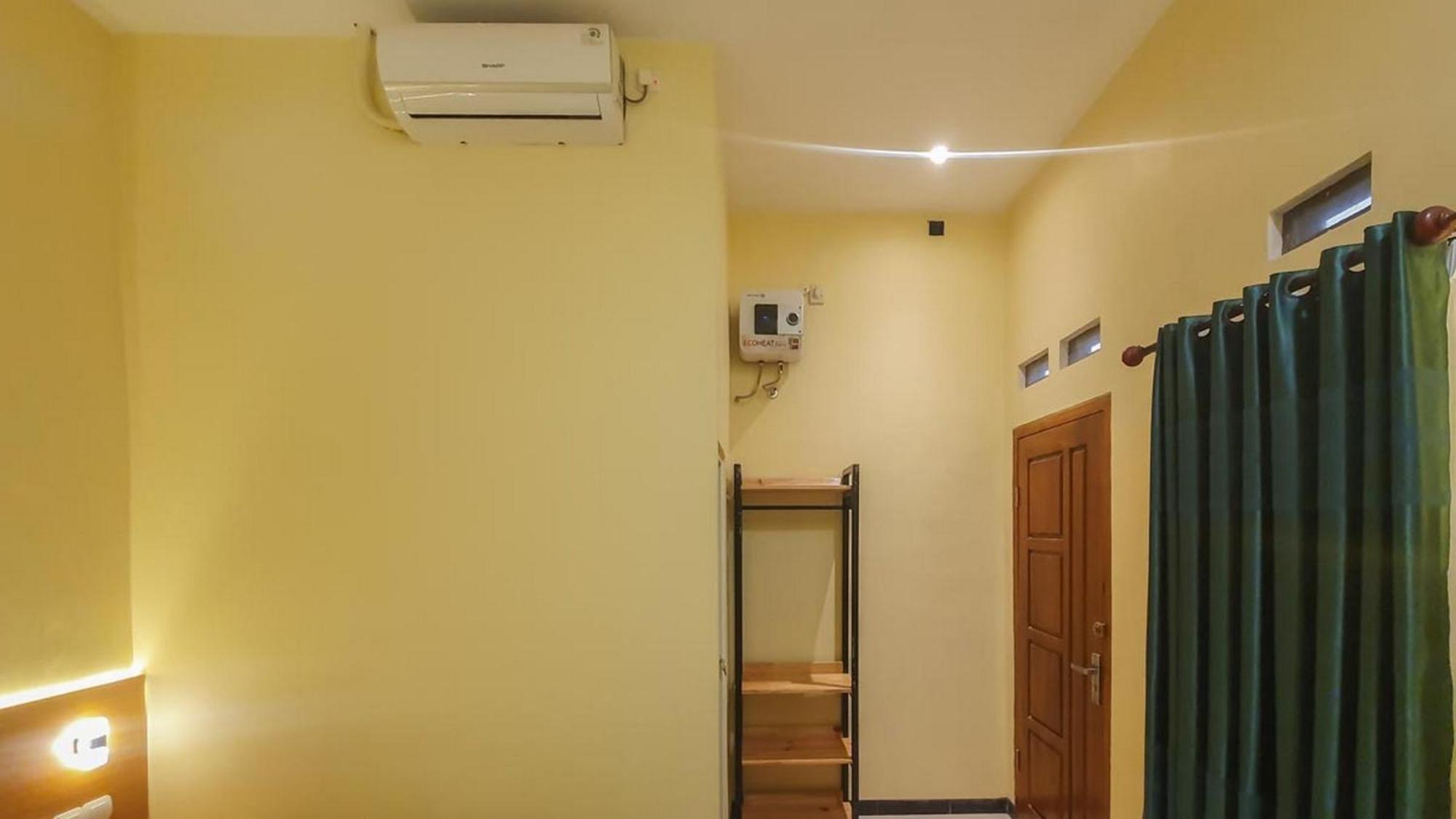 Urbanview Hotel Sakura Kampung Inggris Pare By Reddoorz エクステリア 写真