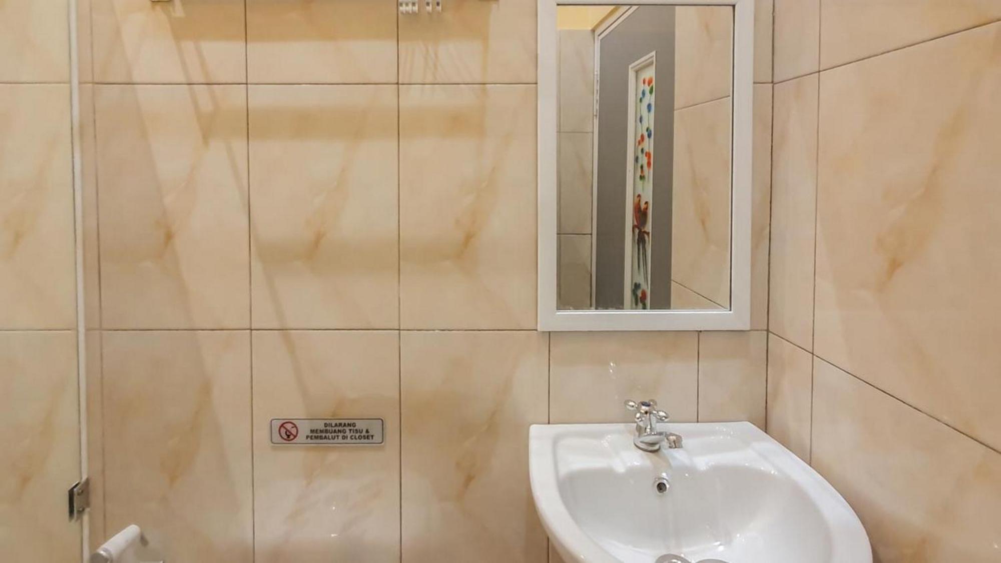 Urbanview Hotel Sakura Kampung Inggris Pare By Reddoorz エクステリア 写真